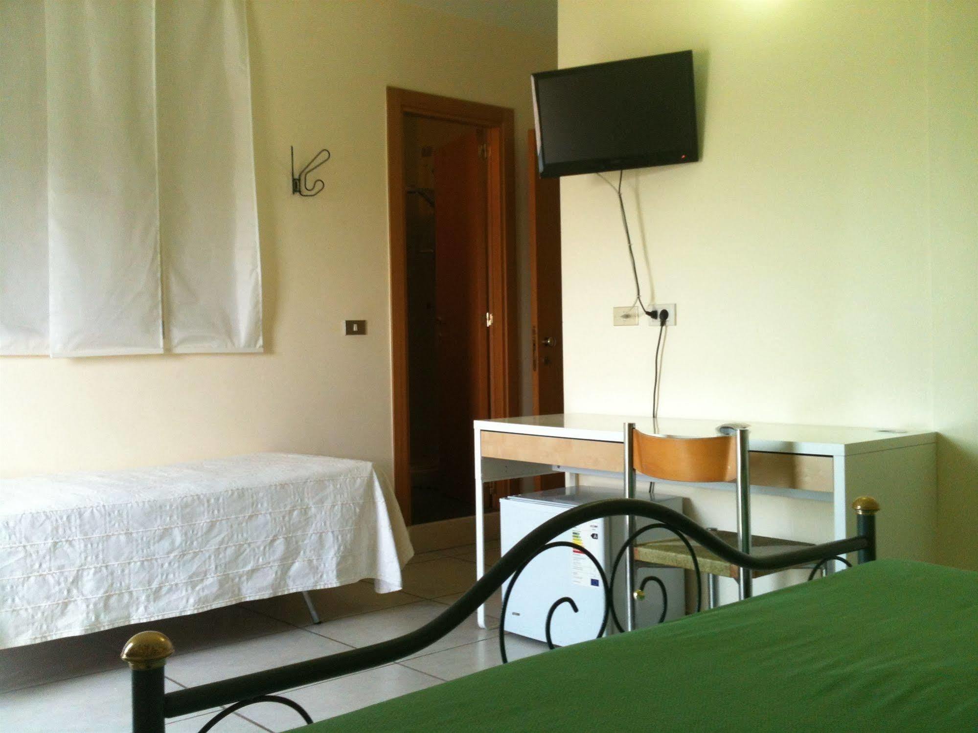 Esperia Hotel 2*